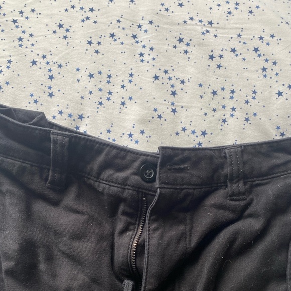 Only worn a handful of times! Aritzia TNA black women’s cargo pants - Picture 3 of 3